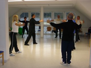 Gruppe Wochenendseminarim Gymnastikraum der Lymphoopt-Klinik Hohenstadt
