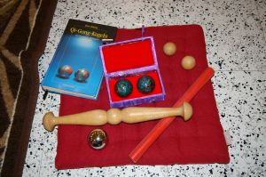 Qi Gong Griffel, weicher Stab, verschiedene Kugeln auf einem Kissen